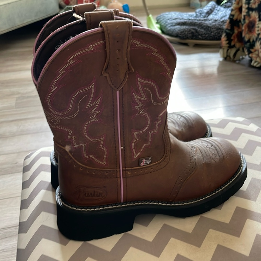 Brand new  Justin boots.. too big for me.